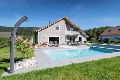 Image de Chalet du Bien-être 15p. Piscine, Spa, Hammam, Pétanque, Basket, Chalet du Bien-être