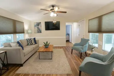 Image de Falls Lake Convenience, Private!