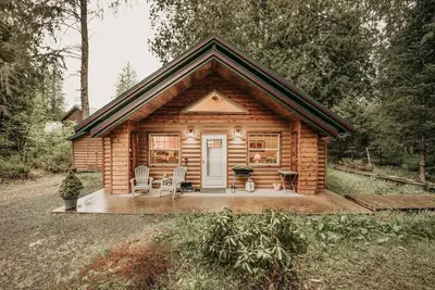 Image de 61mbr - Hot Tub - Wi-Fi - Pets Ok - Sleeps 6 by RedAwning