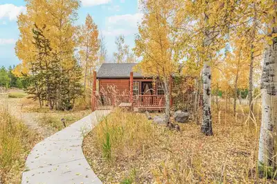 Image de Aspen Leaf Lodges is back with 4 newly renovated cabins