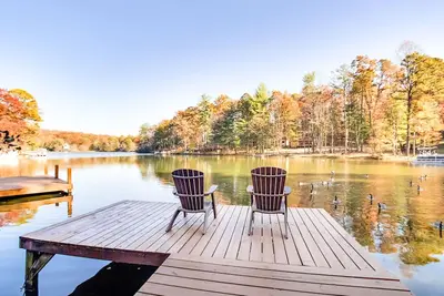 Image de Hilltop Hideaway: Lakefront Cottage in the Smoky Mountains