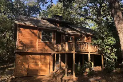 Image de Cedar Cabin on Stilts with 2 decks in the Trees by Lake Lewisville