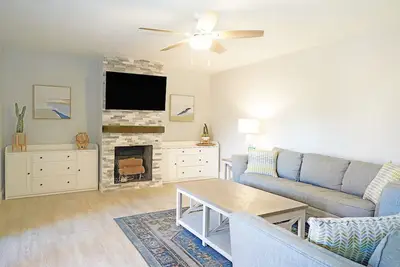Image de Cheerful 2 Bedroom Townhome With Fireplace & Private Patio  in New Smyrna Beach!