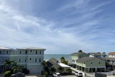 Image de Family friendly house, w/ elevator, hot tub, and easy walk to beach!