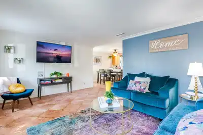 Image de Walk 2 Beach-Food-Drinks-Fun | Outdoor Lounge | Bikes | King | Grill