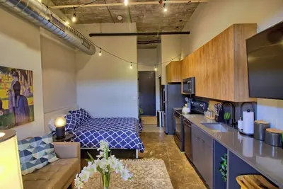 Image de Chic Ultramodern Minimalist Studio Loft + Patio