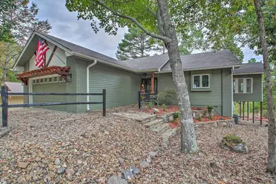 Image de 3 Mi to Lake DeSoto: Home w/ Furnished Deck!