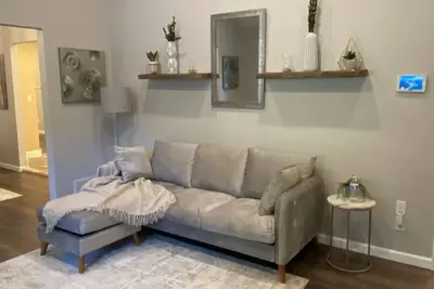 Image de Red Door Retreat w/ample parking & outside space - Southern Comfort🍑.