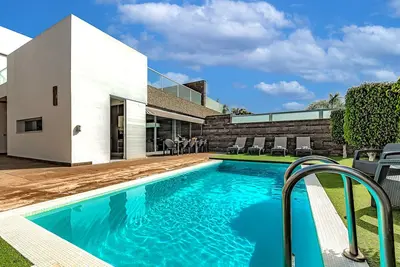 Image de 6 bedsr villa with private heated pool @30º Jacuzzi 6p. Wi-Fi, 5 min walk beach