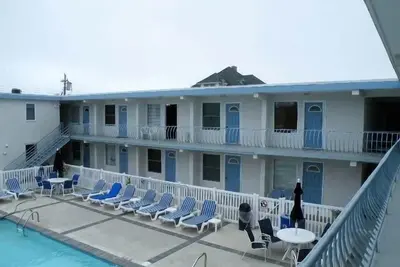 Image de Enjoy your Wildwood Crest vacation in this second floor condo overlooking the pool!