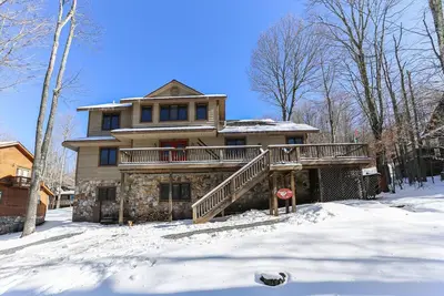 Image de Majestic slope side home is a skier's paradise. Welcome to Whitetail Lodge! !