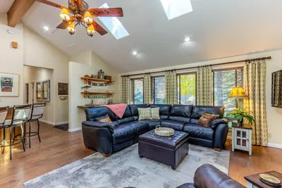 Dutc02 - Beautiful Home, Large Deck, Hot Tub, Ping Pong