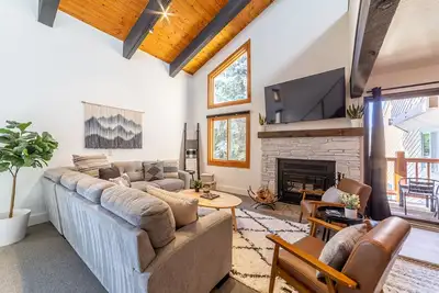 Image de Large Modern Condo close to Town & Trails