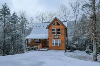 Image de Stunning log cabin, 3 king beds and 4 twin beds / Hot Tub / Wifi