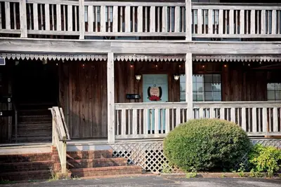 Image de Western Themed 1 bedroom, great location.