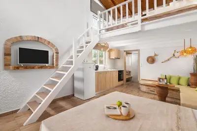 Image de Suite with Private garden with Jacuzzi, Bbq, gazebo, swing