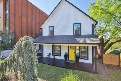 Image de Historic farmhouse in the heart of downtown White Salmon! Newly remodeled!