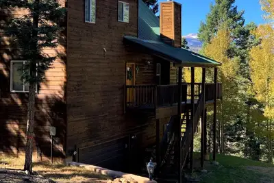 Image de Three-Bedroom House w/ Large Deck & Stunning Mountain Views! Sleep up to 8 \n