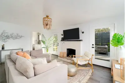 Image de Charming Spanish Bungalow, 2 blocks from the water!
