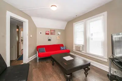 Image de Nice Space ★ Lots of Beds ★ Near Downtown ★ Balcony