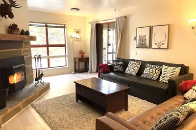 Image de Lovely Spacious Condo, Steps to Slopes!