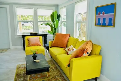 Image de Close To Beach, Historic Cottage, Sleeps 6, Walk\/Bike to Beach & Downtown.