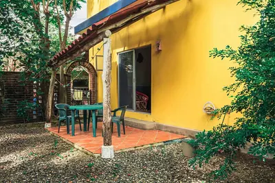 Image de Jardines Tropicales - 3 blocks from the beach