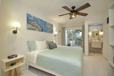 Image de Private house with private entrance. Patio is shared w/2 other units when rented