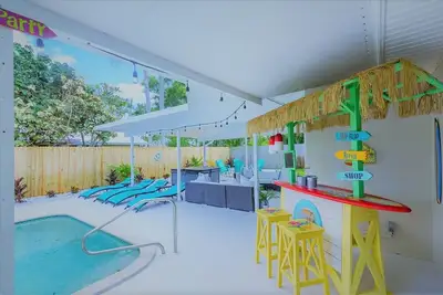 Image de Remodeled Pool/Spa home w Grill/Firepit/Pool Table