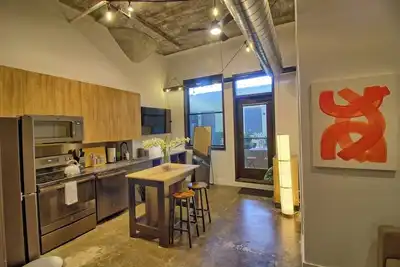 Image de Chic Ultramodern Minimalist Studio Loft + Patio