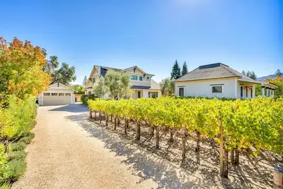 Image de Charming craftsman style home with vineyard view
