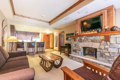 Image de Big Horn 205| Steps Away from Gondola in the Village at Northstar| Sleeps 4| Hot Tub and Gym Access
