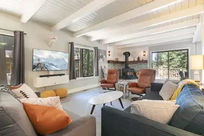 Image de Beautifully Remodeled Home | Private Hot Tub| 2 Decks | Hoa Beach & Pool