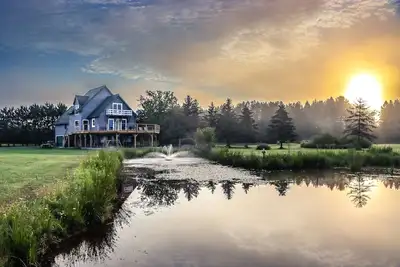 Image de Summer Specials Beautiful lake front, beach and pool table
