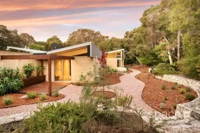 Image de This house is a 2 bedroom(s), 2 bathrooms, located in Margaret River, Wa.
