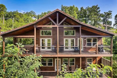 Image de New ModernRustic House in Smokys-4br/Pools/Hot Tub/Billards/Games