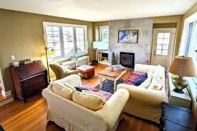 Image de Historic Rustic Kingston Home.