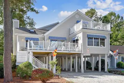 Image de Book  Mini Weeks Pre & Post Season! Walk To Town! Outstanding vacation beach house offers bright and beachy accommodations and convenient location to beach, boardwalk, shops and restaurants.