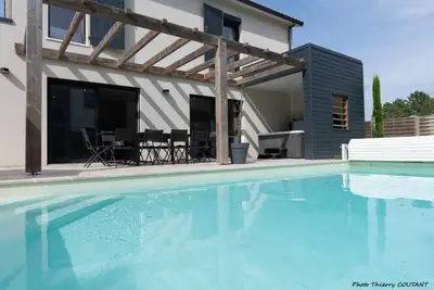 Image de Villa avec piscine\/jacuzzi privatifs au sein d'une résidence avec tennis