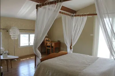 Image de Chambre d'hôtes Tour D'ivoire avec piscine extérieur et jacuzzi