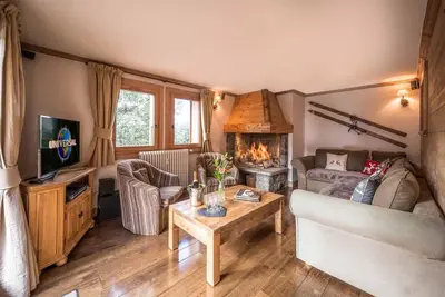 Image de Chalet, vue montagne, balcon, cheminée ou poêle à bois, parking, télévision, casier à ski, 104m²
