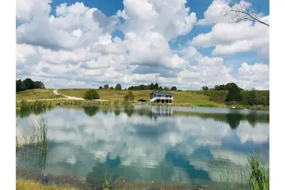 Image de Custom cabin on 23 acres, private fishing, paddle boat, kayaks Lake Cumberland