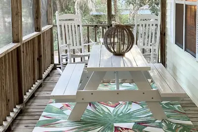 Image de 4 Bedroom Bungalow with Outdoor Bar - 5 minute walk to Beach/Center Street!
