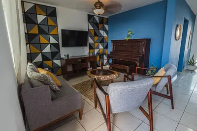 Image de Eclectic House w\/3br Ac, Pool & Great Location!