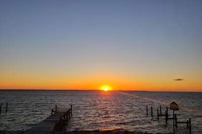 Image de Relax & Renew in a Waterfront Cottage, private pier, kayaks, fishing, wineries.