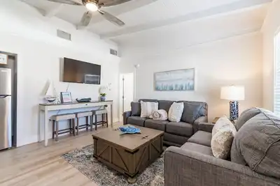 Image de Beachside getaway! Adorable home with pool spa access! 5 min walk to beach!