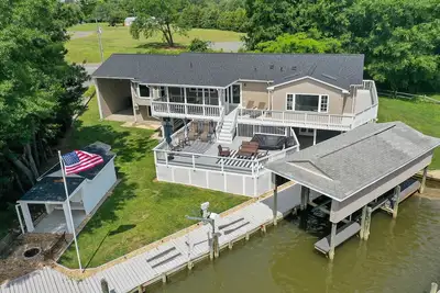 Image de *Cleaning Fee Waived on 5+ Night Stay! * Hot Tub, Dock, Fire Pit Beach/Pool