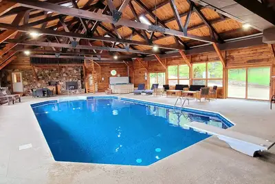 Image de Lodge w/ Indoor Private Heated Pool + Hot Tub + Fire Pit + Pond, on 19 acres