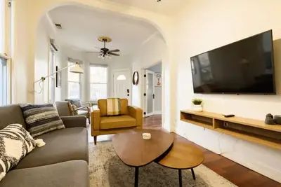Image de Modern Midtown Queen Victorian w/Outdoor Bbq Patio