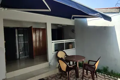 Lower Villa, Town House